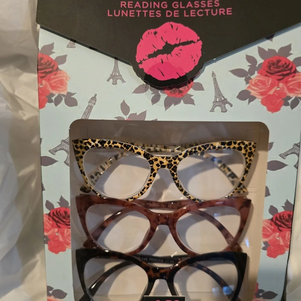 Betsey Johnson Reading Glasses Set